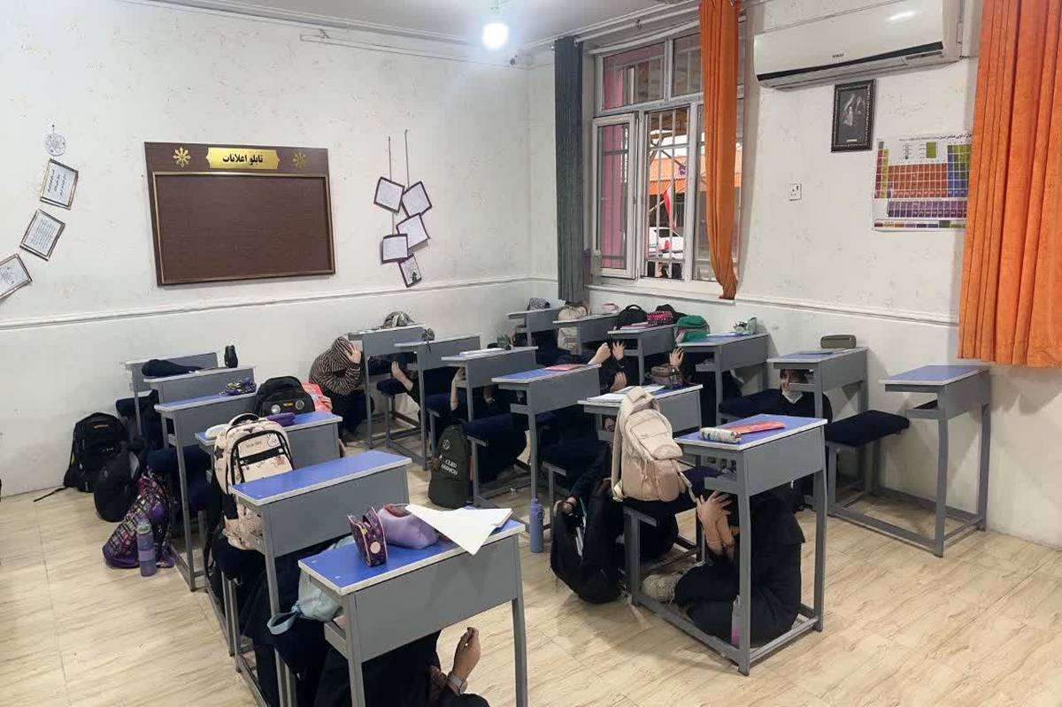 مانور زلزله در دبیرستان دوره اول فرزانگان یک اهواز اجرا شد