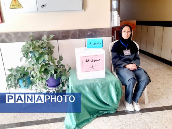 حضور دانش آموزان در انتخابات شورا دانش آموزی دبستان فرهنگ فرازمند
