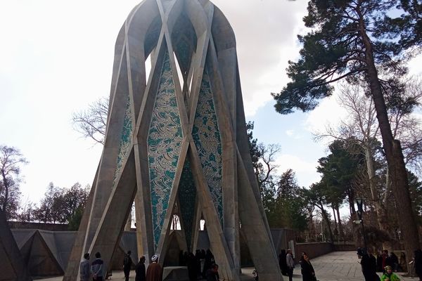 معاونان پرورشی شهرستان نیشابور از مقبره خیام بازدید کردند 