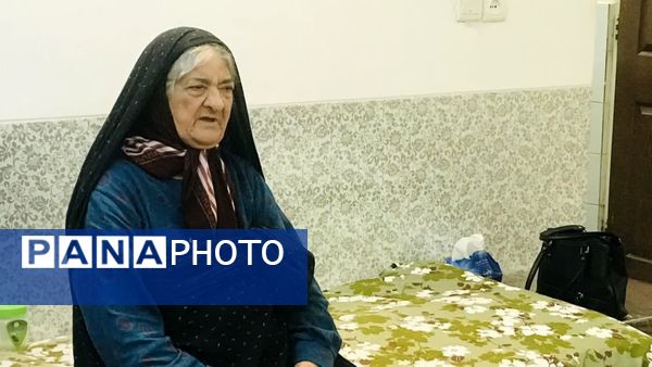 دیدار دانش‌آموزان دبیرستان حضرت ابوالفضل با مادر شهید علی‌اکبر عدم