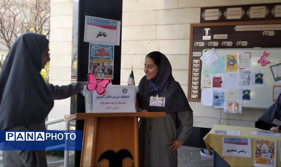 انتخابات شورای دانش آموزی دردبیرستان دوره اول ارمینه مصلی نژاد ناحیه ۶