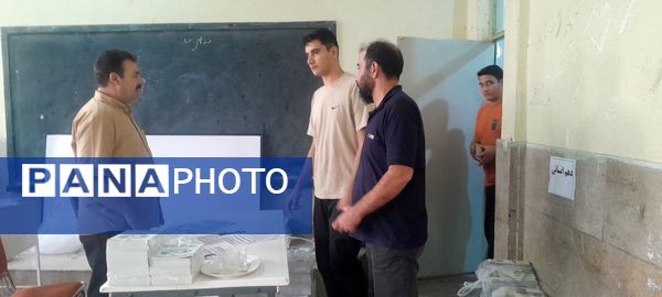 توزیع کتاب درسی دانش‌آموزان دبیرستان شهدای انقلاب اسلامی ناحیه 3 کرج