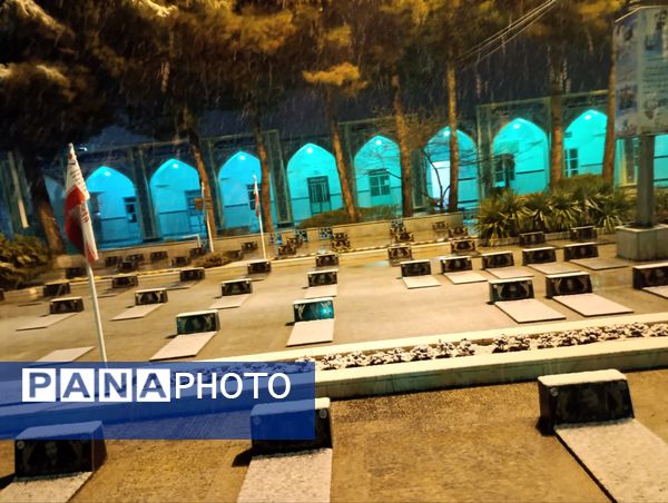 حال و هوای گلزار شهدا با بارش برف الهی