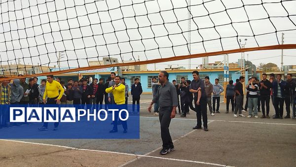 مسابقه والیبال بین دو تیم منتخب دبیران و منتخب دانش آموزان در دبیرستان شاهد ابوذر غفاری 