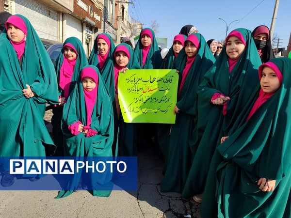 مردم غیور ملارد با حضور پرشور خود در راهپیمایی ۲۲ بهمن، ثابت کردند که همچنان پای انقلاب اسلامی ایستاده‌اند.