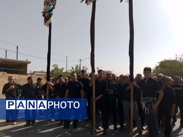 مراسم سینه زنی و علم گردانی اهالی روستای نقاب در امامزاده سید حسن روستای میرآباد