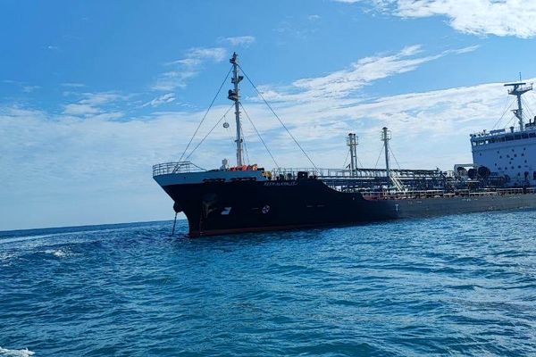 توقیف نفتکش خارجی حامل ۴ میلیون لیتر سوخت قاچاق در آب‌های خلیج فارس/ ۱۶ خدمه غیر ایرانی بازداشت شدند