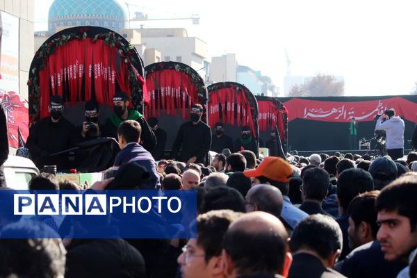 بدرقه پیکر مطهر ۱۳ شهید گمنام در اجتماع عظیم فاطمیون مشهد