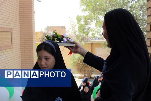آغاز هفته دفاع مقدس و جشن ورود دانش‌آموزان پایه هفتم در دبیرستان عدالت جوادآباد