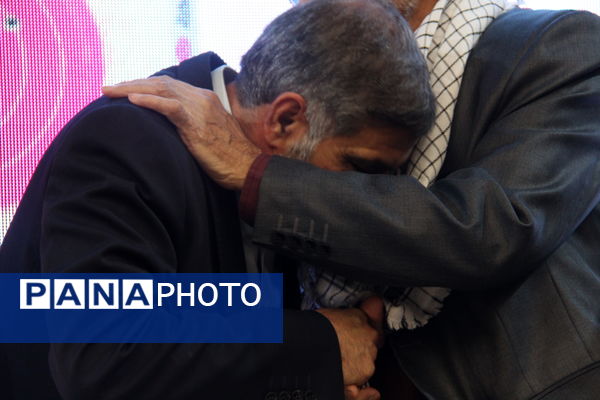 آیین رونمایی کتاب سبیل صورتی در یزد