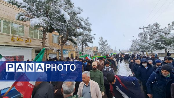 حضور پر شور فرهنگیان و دانش آموزان در کنار مردم ولایتمدار شهرستان صالح آباد در یوم الله ۲۲بهمن