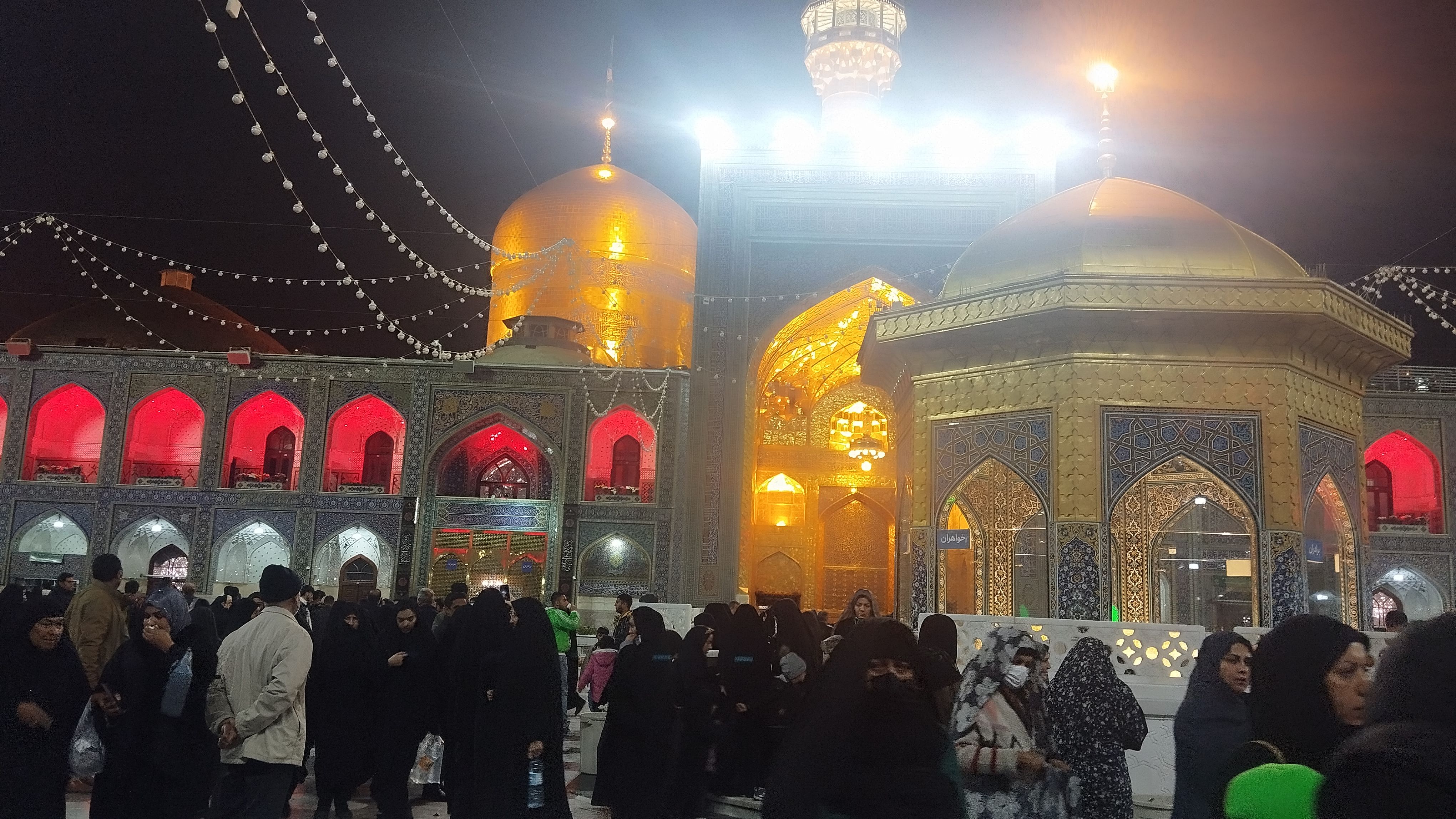 حال و هوای حرم مطهر رضوی در شب شهادت حضرت زهرا (س)
