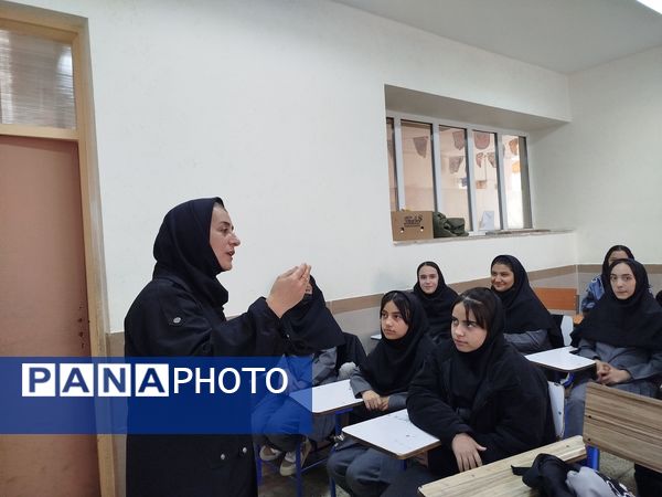 برگزاری کلاس آموزشی با محوریت هویت یابی در دبیرستان دخترانه نور اردبیل