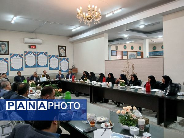  اولین نشست هم اندیشی مدیران متوسطه دوره دوم در دبیرستان مهشید مصلی نژاد