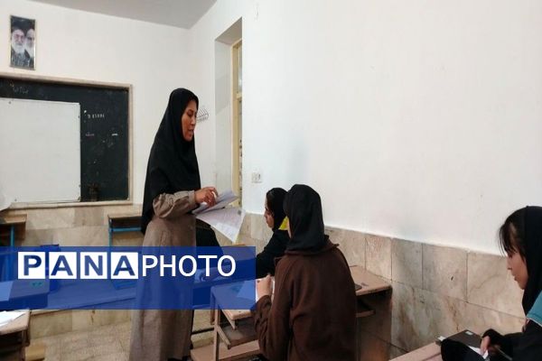  امتحانات ترم اول در دبیرستان دهنوی