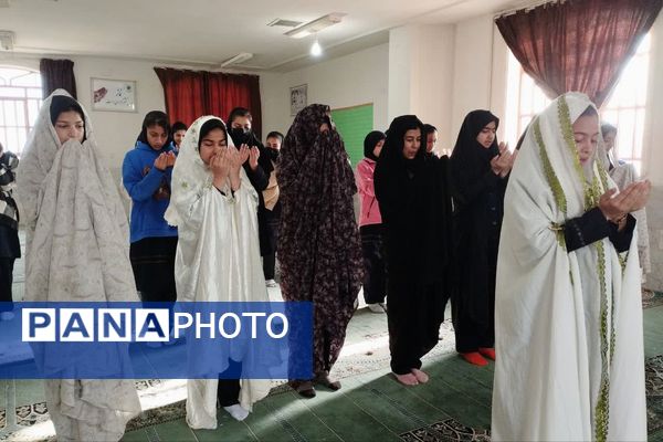  نماز جماعت آموزشگاه آیت الله طالقانی در ماه مبارک رمضان 