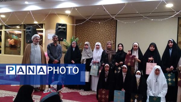 اهدای چادر از سوی مقام معظم رهبری به دانش‌آموزان دختر عمره‌گزار در سرزمین وحی