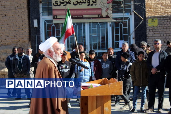 تمثال مبارک امام خمینی(ره) در شهر درق گلباران شد 