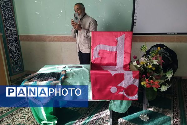  آیین پرچم‌گردانی به یاد امام حسین(ع) در مدارس فیروزکوه