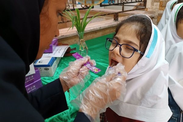 اجرای طرح وارنیش فلوراید برای دانش‌آموزان آموزشگاه باهنر۱ ملارد