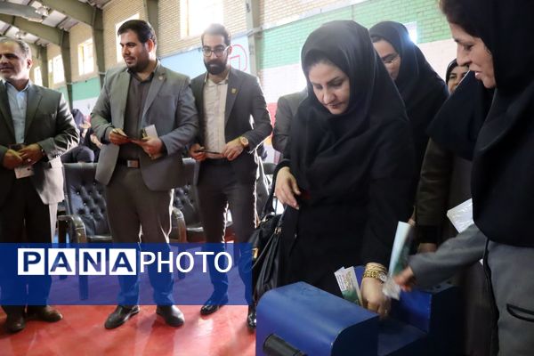 جشن عاطفه‌ها در مدرسه فدک خرم‌آباد؛ همدلی برای آینده‌ای روشن