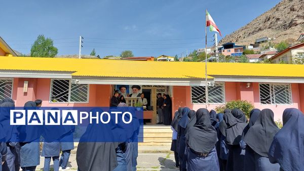 نواخته شدن زنگ سپاس معلم در دبیرستان زینبیه بلده
