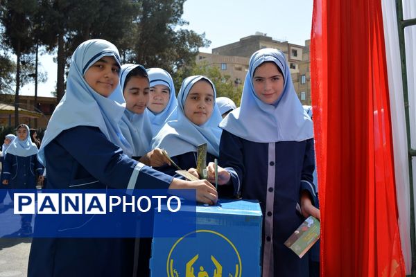 جشن عاطفه‌ها؛ لبریز از مهربانی در دبستان دخترانه قدر بهارستان ۲