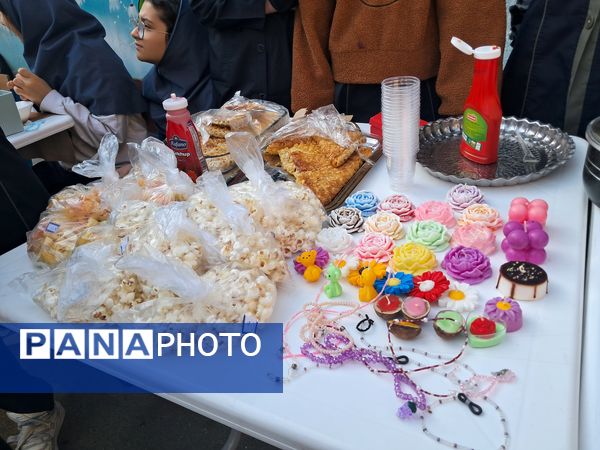 بازارچه دست‌ساخته‌های دانش‌آموزی در دبیرستان بهار آزادی قائمشهر