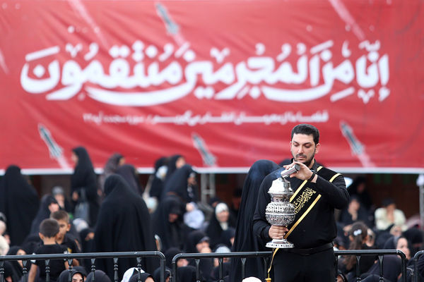 آیین اهتزاز پرچم عزای سیدالشهدا(ع) بر فراز گنبد حرم حضرت معصومه(س)