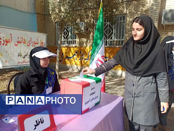 طلیعه‌‌ای از مدیریت آینده؛ انتخابات شورای دانش‌آموزی در دبیرستان رضوان