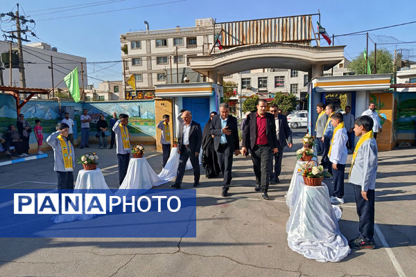 نواختن زنگ مهر در مدرسه هیات امنایی رازی ناحیه ۴ شیراز 