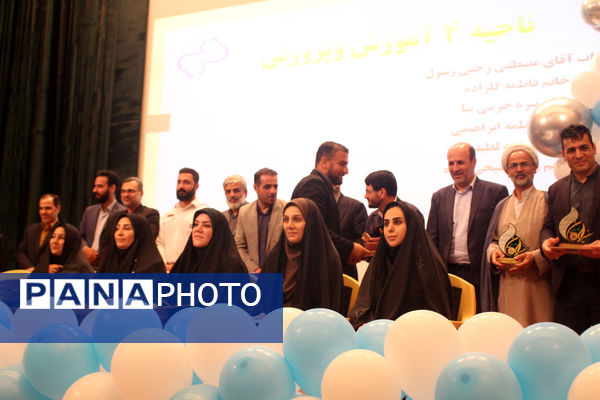 آیین تقدیر از برگزیدگان جشنواره سفیران سلامت استان قم