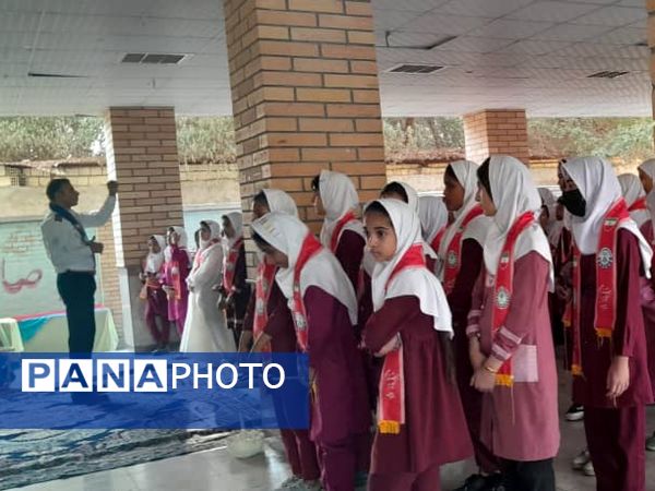 بازدید مدرس کشوری از فعالیت‌های سازمان دانش‌آموزی شهرستان میناب 