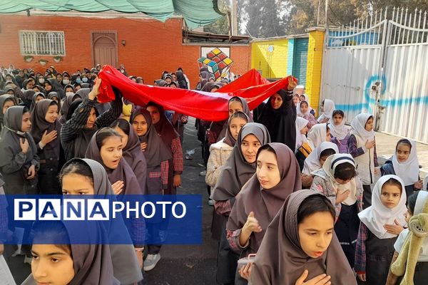 مراسم عزاداری فاطمیه با برکت پرچم امام حسین(ع) در مدرسه آیت‌الله خامنه‌ای