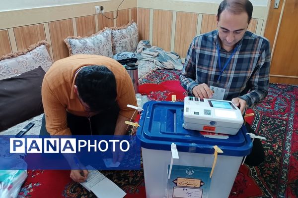 حضور اقشار مختلف مردم لارستان پای صندوق‌های رای