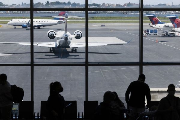 هواپیماهای زمین گیر و مسافران سردرگم؛ ایجاد اختلال در پروازها اهرم فشار دولت ترامپ