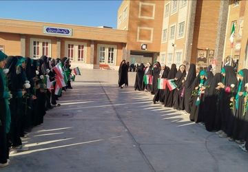 دانش‌آموزان مدرسه ۲۲ بهمن سمنان میزبان شهید گمنام شدند 