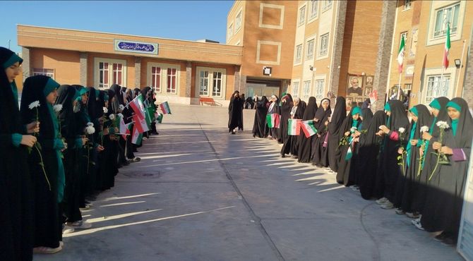 دانش‌آموزان مدرسه ۲۲ بهمن سمنان میزبان شهید گمنام شدند 