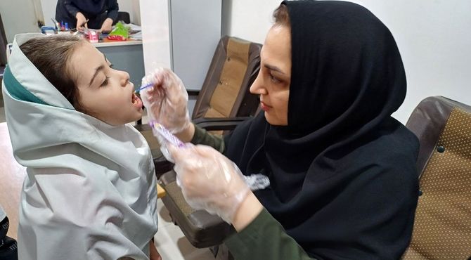 اجرای طرح وارنیش فلوراید در دبستان لطیفه 