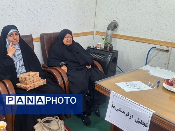 جلسه ستاد دهه فجر در حوزه حضرت زینب(س)بسیج سپاه احمد ابن موسی (ع) در شیراز 