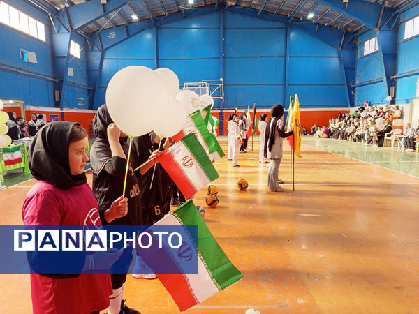 تقدیر از دختران برگزیده مسابقات ورزشی در شهر جعفریه قم