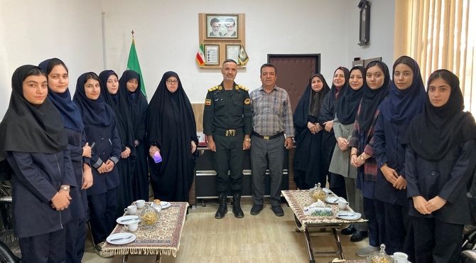 بازدید دانش آموزان دبیرستان سمیه از کلانتری ۱۱ بجنورد