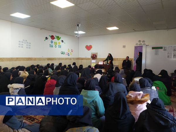 کارگاه آموزشی آسیب های اجتماعی در دبیرستان دخترانه امید