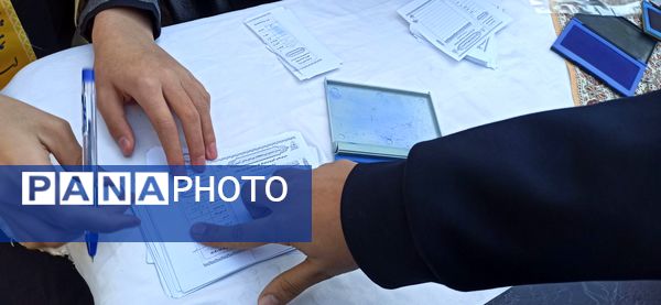 برگزاری انتخابات شورای دانش‌آموزی در مدرسه شاهد آمنه