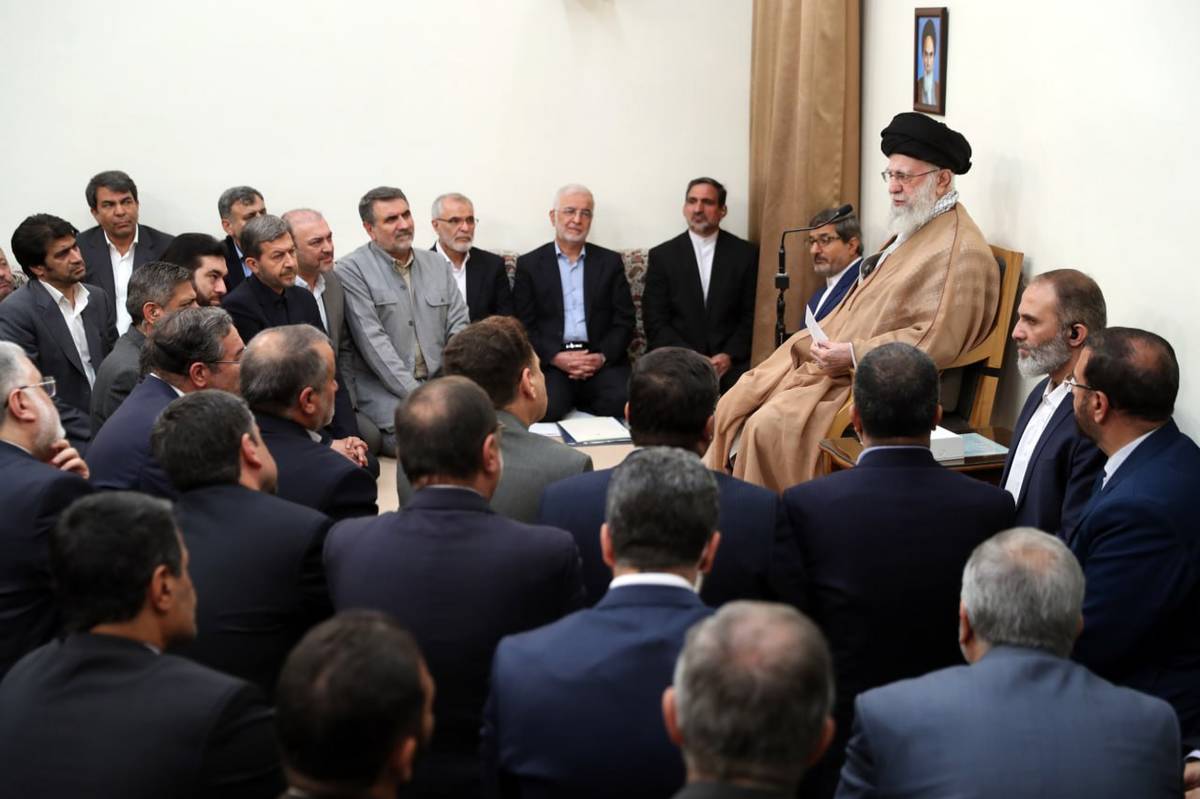 شرط لازم و اول برای مبارزه با فساد، دور بودن مسئولان و خانوادههایشان از عوامل فسادزا است