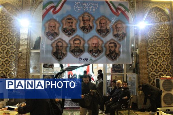 استقبال نوجوانان از غرفه‌های یادواره شهدای مسجد جامع قم