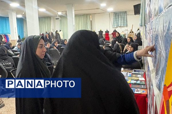 نمایشگاه دست‌سازه‌های خلاق در هنرستان تقوی‌پیشگان بهارستان۲