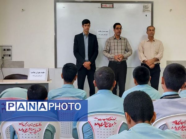 جلسه سفیران سلامت در دبیرستان رئیس زاده شهرستان خلیل آباد 