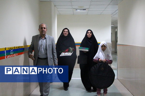 تقدیر دانشآموزان دبستان دخترانه صادقیان یزد از مادر پرستار