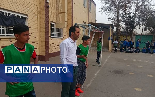 برگزاری آخرین  مسابقه فوتبال در حضور پرشور و هیجان انگیز دانش آموزان و کادر مدرسه